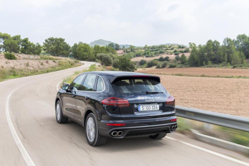 Nuevo Porsche Cayenne 2014, trasera en carretera