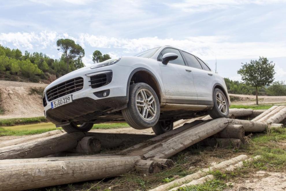 Nuevo Porsche Cayenne 2014, acción en  campo