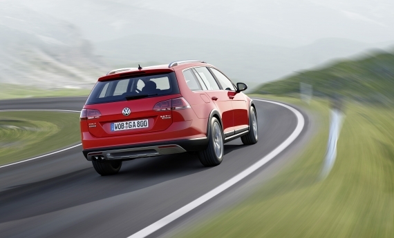 Volkswagen Golf Alltrack en accion, vista trasera