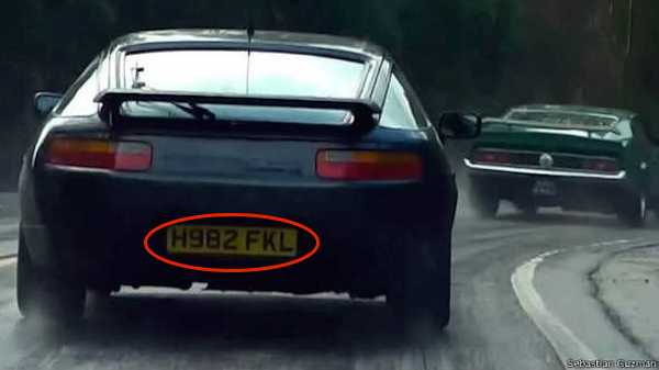 Porsche 928 con la matrícula polémica