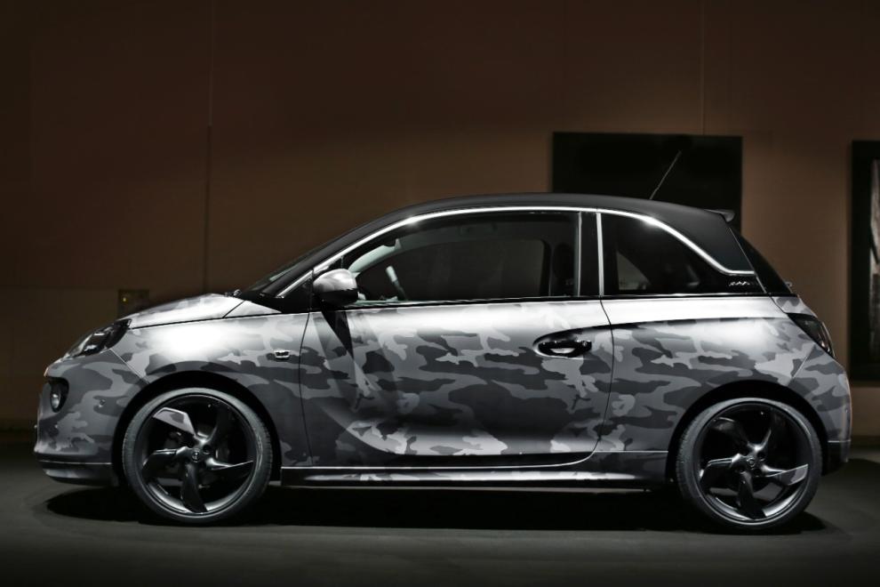El Opel Adam by Bryan Adams exhibe un color de carrocería de camuflaje