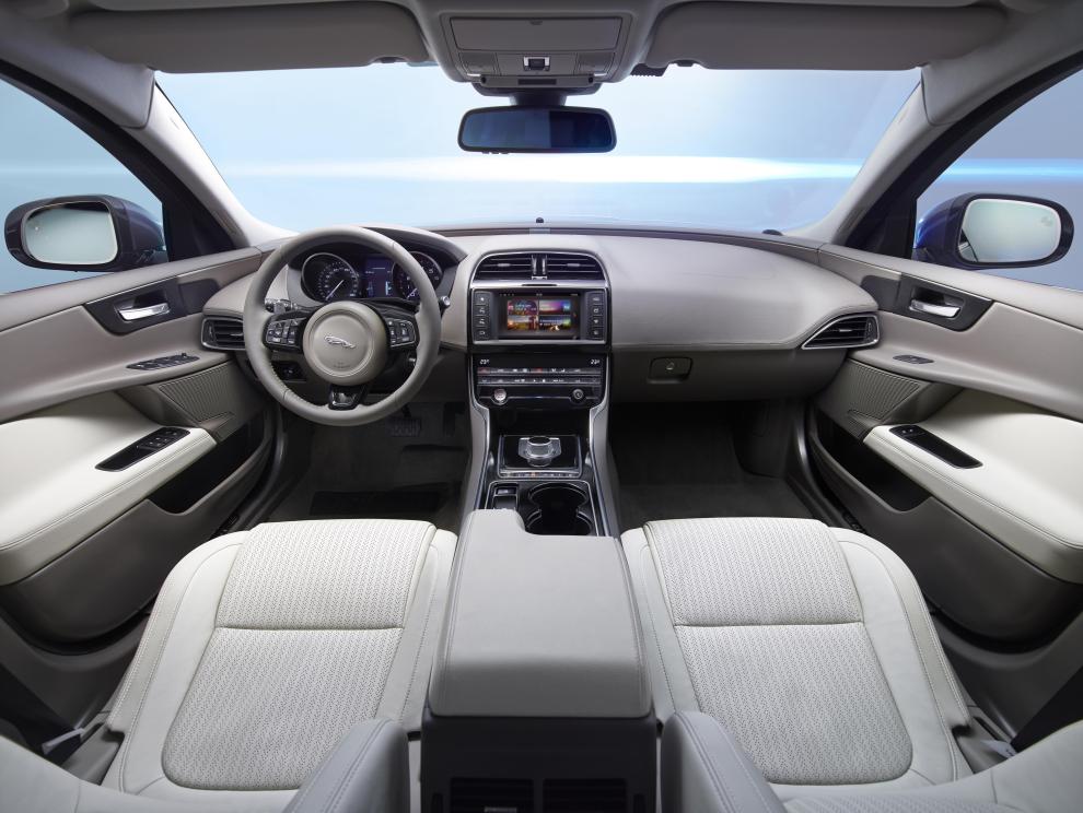 Jaguar XE, habitáculo