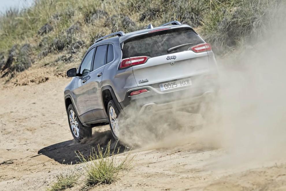 Jeep Cherokee en campo, vista trasera