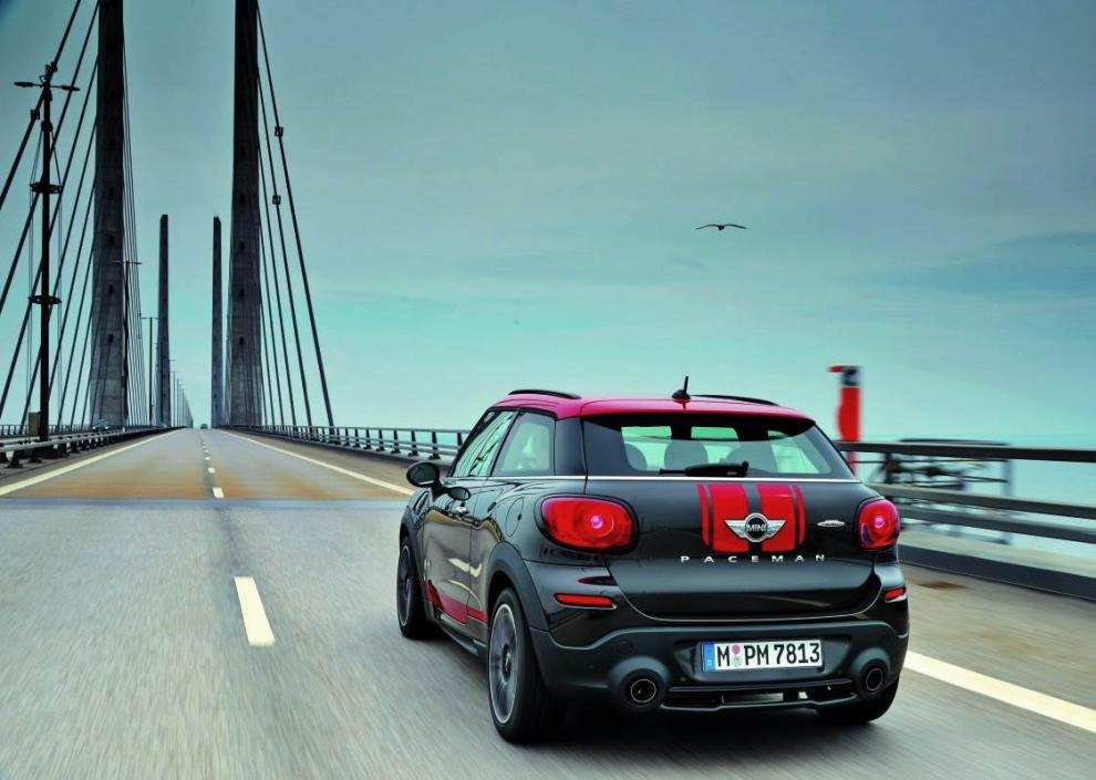 MINI PACEMAN. Esta toma de contacto solo incluía tramos de asfalto. En cualquier caso, no ha habido cambios que modifiquen significativamente las aptitudes off?road, que son precarias. Por buscar algo positivo, es posible montar neumáticos run flat, muy resistentes a los pinchazos.