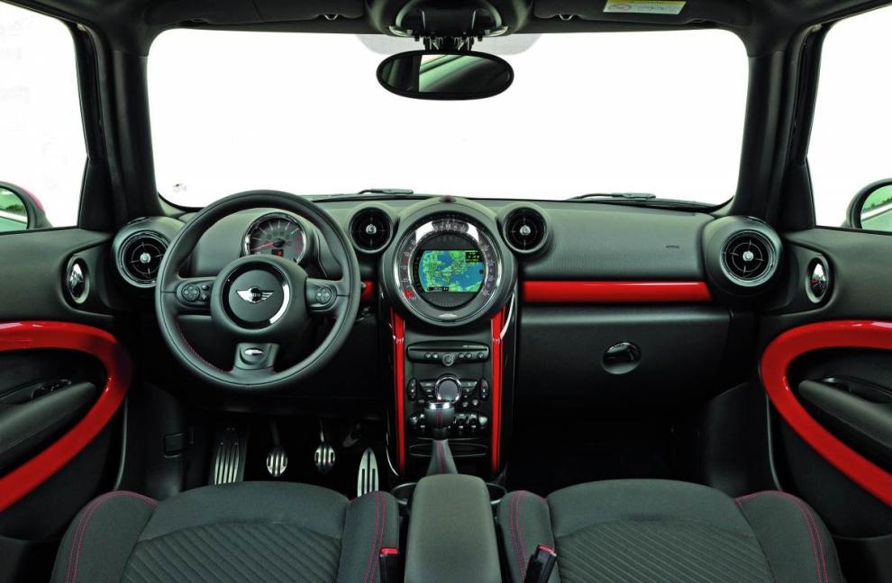 Mini Paceman. Diseño.  El interior es funcional, diferente a todo y recuerda al de los Mini clásicos. Sus plásticos siguen ofreciendo un aspecto pobre, pero el acertado diseño consigue camuflar este aspecto.
