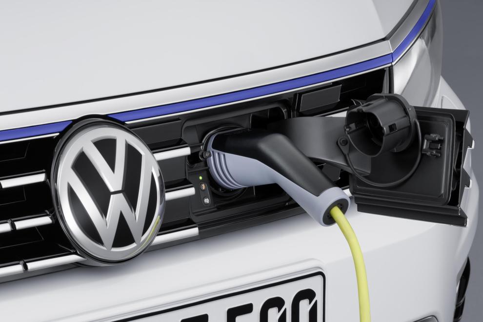 La toma de corriente del Volkswagen Passat GTE está en la parte frontal