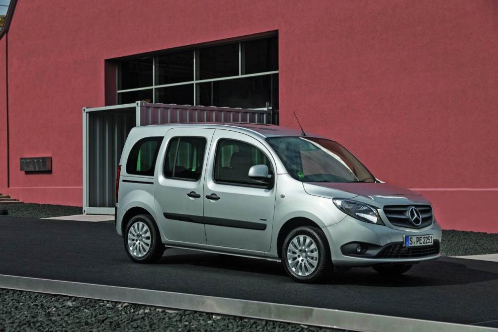Dentro de los comerciales, es uno de los mejores por aplomo, estabilidad y calidad. Va muy bien, pero su motor más potente, de origen Renault, tiene sólo 90 CV.
