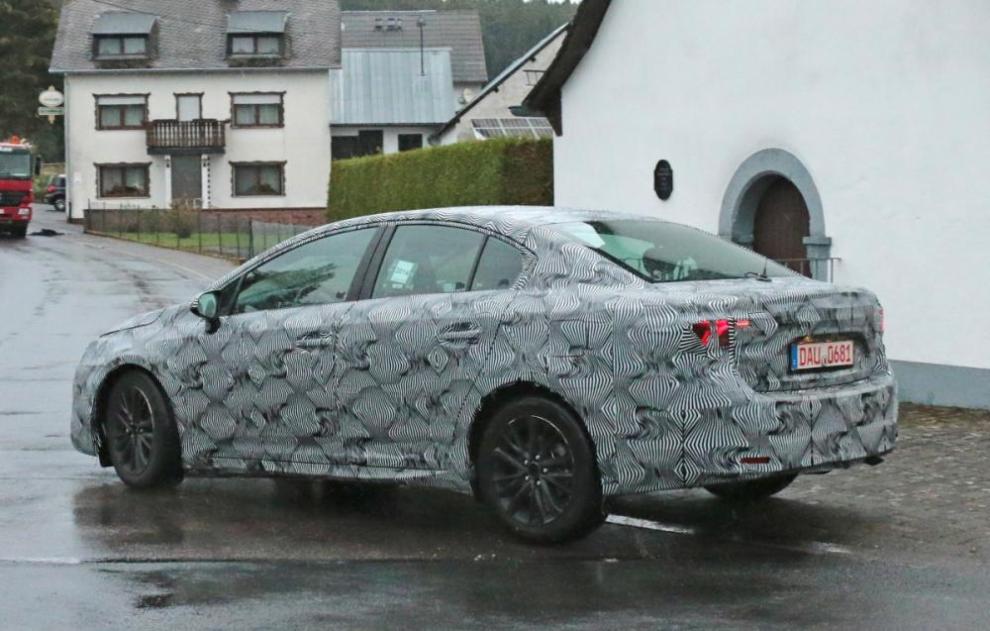 Toyota Avensis 2016 foto espía