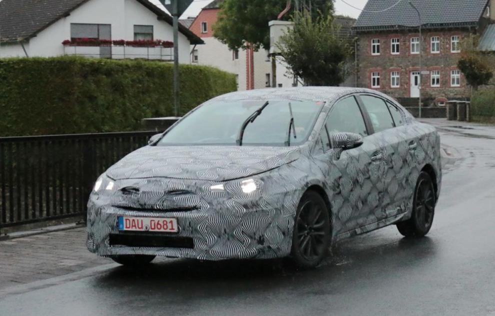 Toyota Avensis 2016 foto espía