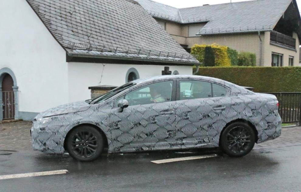 Toyota Avensis 2016 foto espía