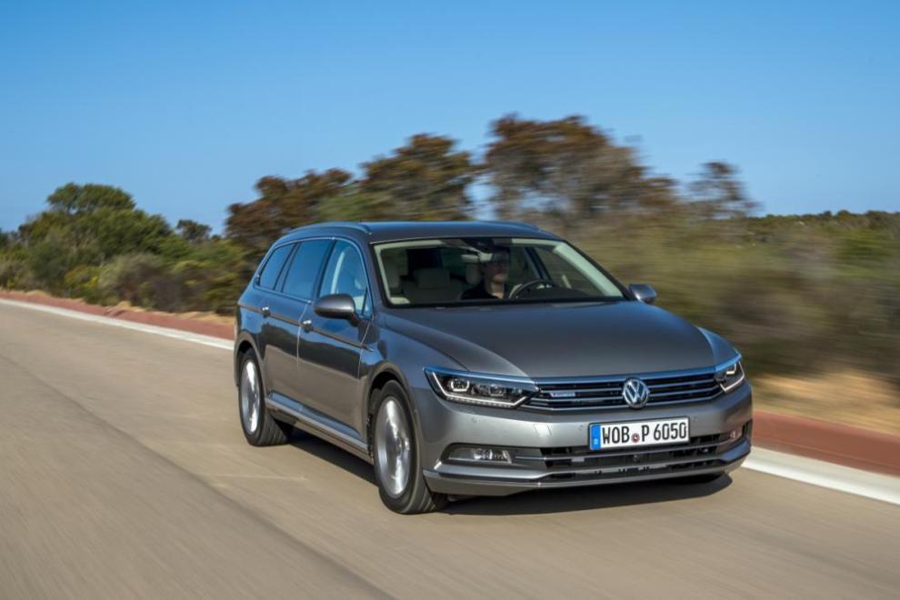 Volkswagen Passat 2015, versión Variant en carretera