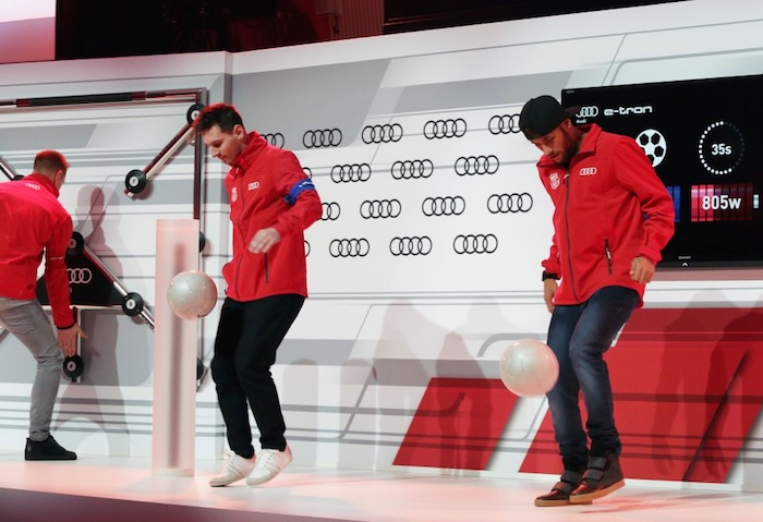 Losjugadores del FC BArcelona recogen sus Audi