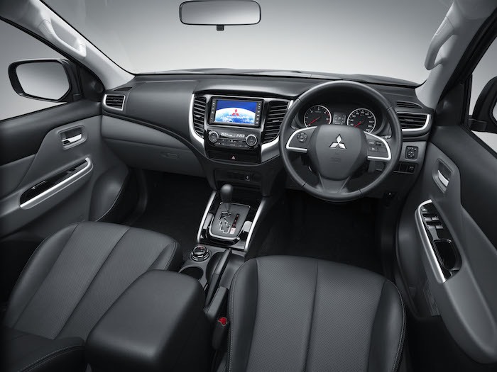 Mitsubsihi L200 2015 interior