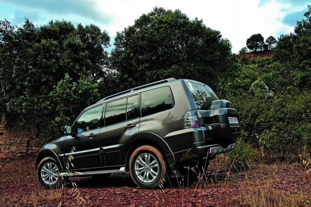 Mitsubishi Montero  trasera en campo