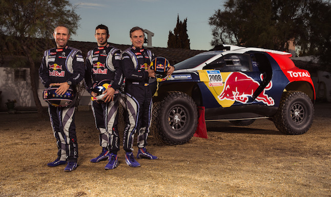 Los pilotos con el Peugeot 2008 DKR definitivo
