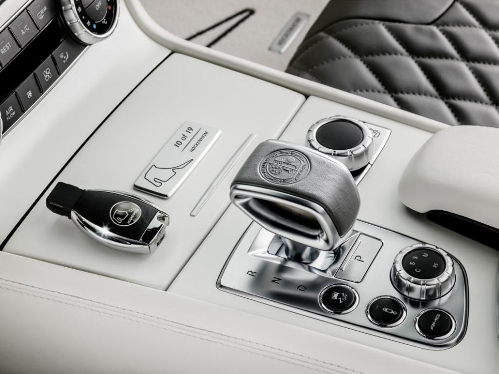 Cada unidad del Mercedes SL 63 AMG Championship 2014 Collector's Edition lleva inscrita una placa con cada Gran Premio de Fórmula 1