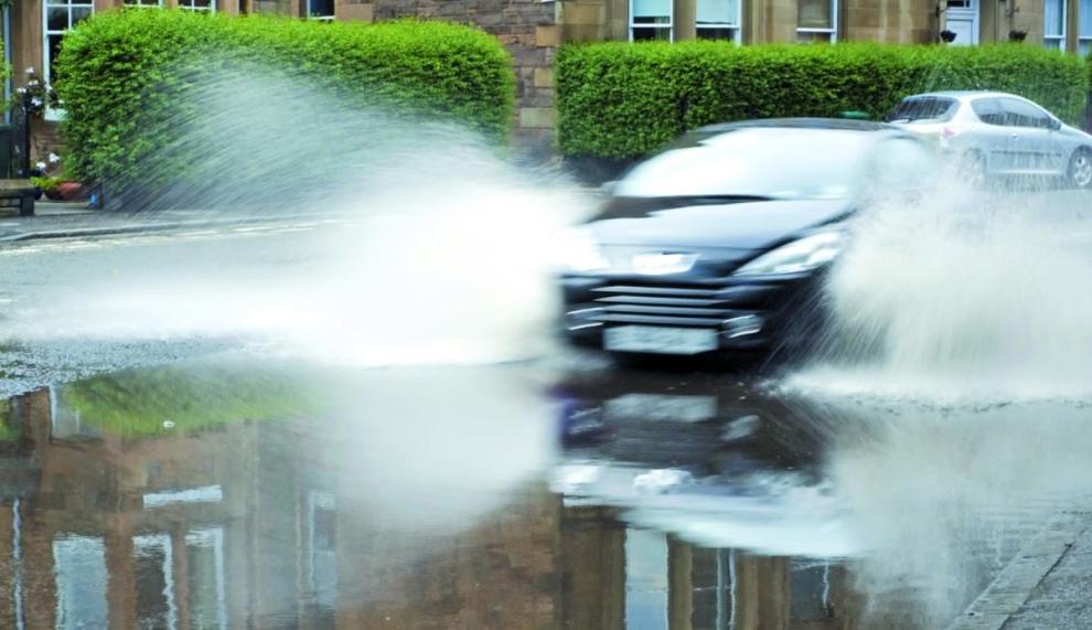 Coche pisando charco