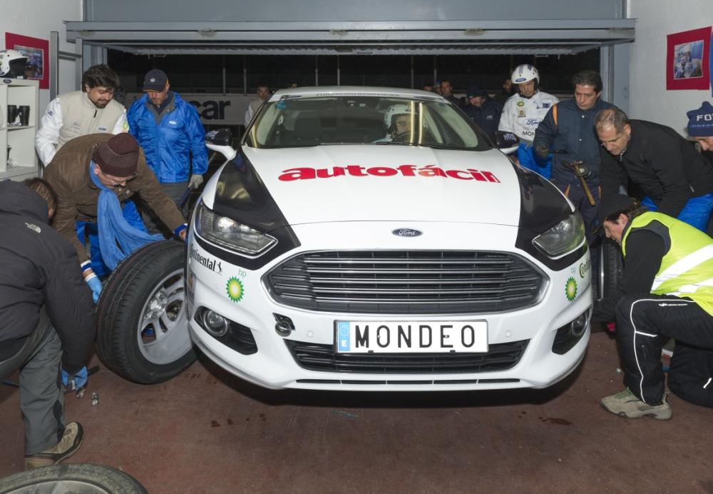 Cambio de ruedas equipo Autofácil-Fundación Barraquer en las 24 Horas Ford 2014