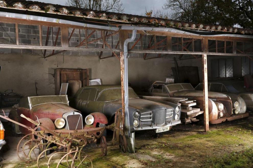 Descubren 100 coches clásicos en un cobertizo en Francia