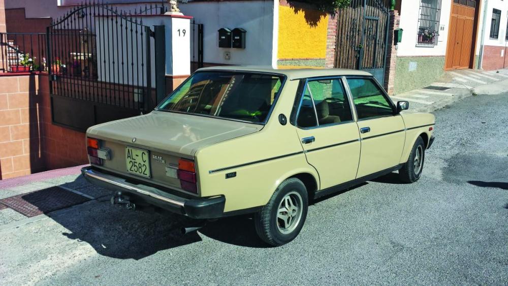 El 131 fue uno de los últimos modelos que Seat fabricó bajo licencia Fiat. En España, triunfó gracias a que se convirtió en un medio de transporte familiar, robusto y asequible.