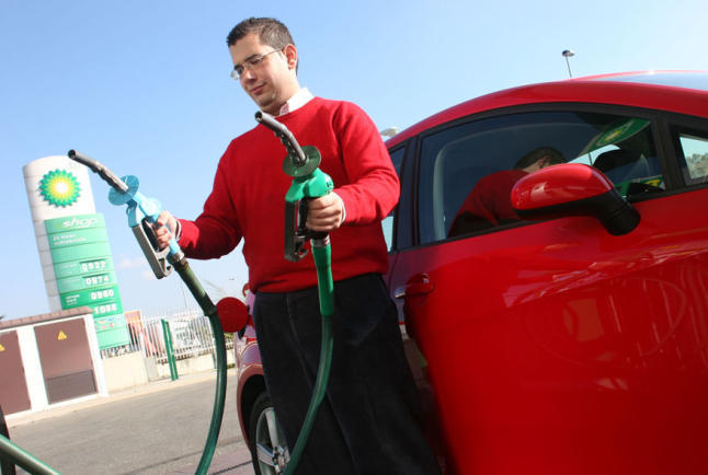 repostando en gasolinera