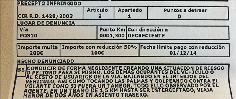 multa por tocar el tambor y bailar en el coche