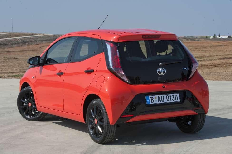 Toyota Aygo 2015, vista trasera estática