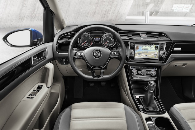 Interior Volkswagen Touran 2015
