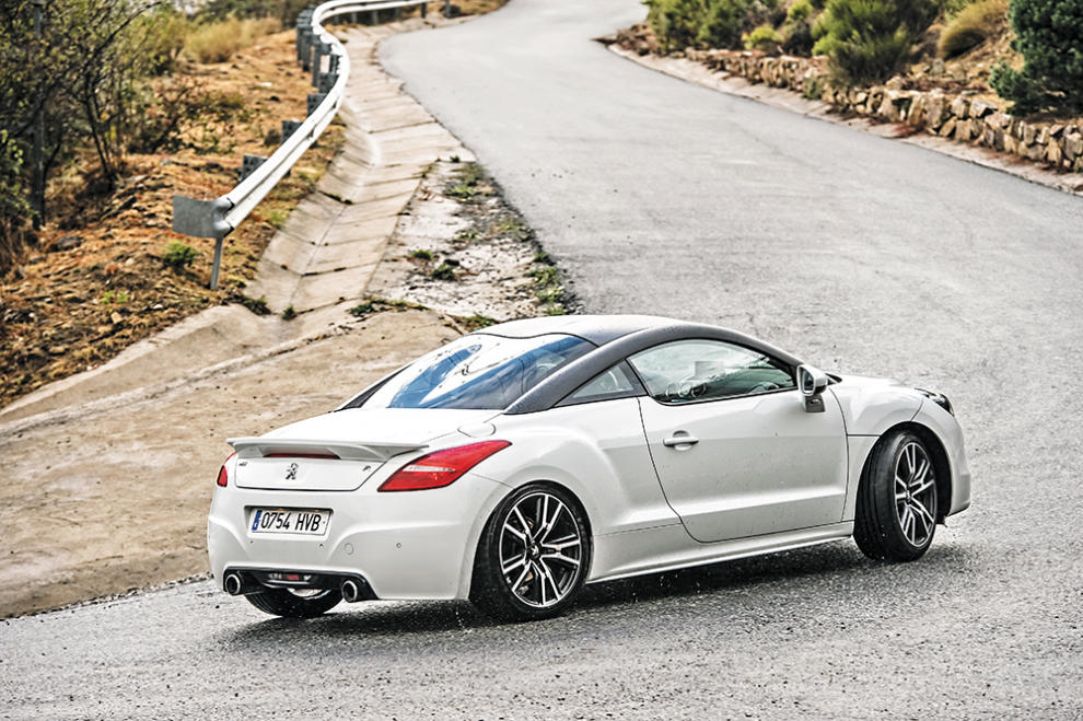 Carlos Sainz y J. M. De los Milagros prueban el Peugeot RCZ R