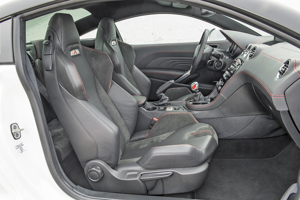Carlos Sainz y J. M. De los Milagros prueban el Peugeot RCZ R