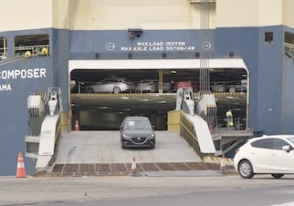 Mazda bajando del barco