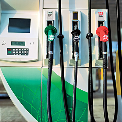 Por qué no baja más la gasolina
