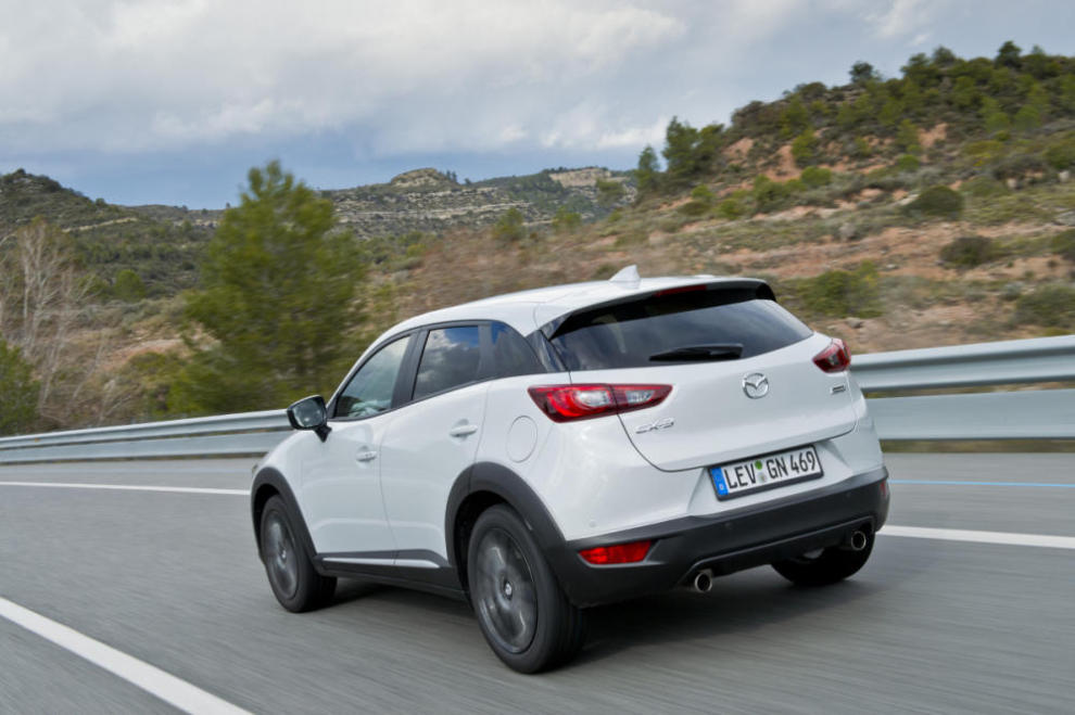 MAzda CX-3 trasera en movimiento