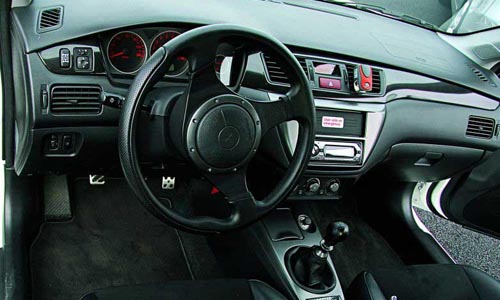 Mitsubishi Lancer Evo IX_interior