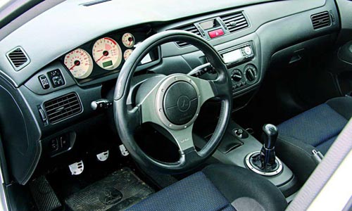 Mitsubishi Lancer Evo VII_interior