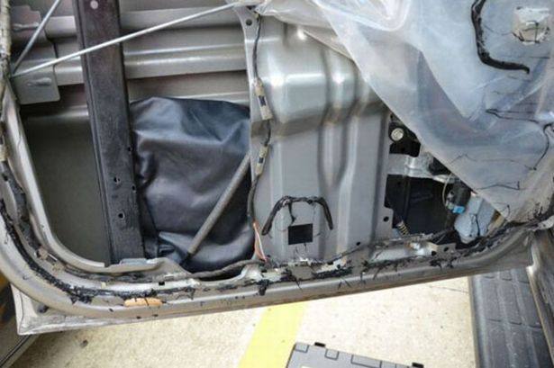 Encuentra dinero en la puerta de un coche que acababa de comprar