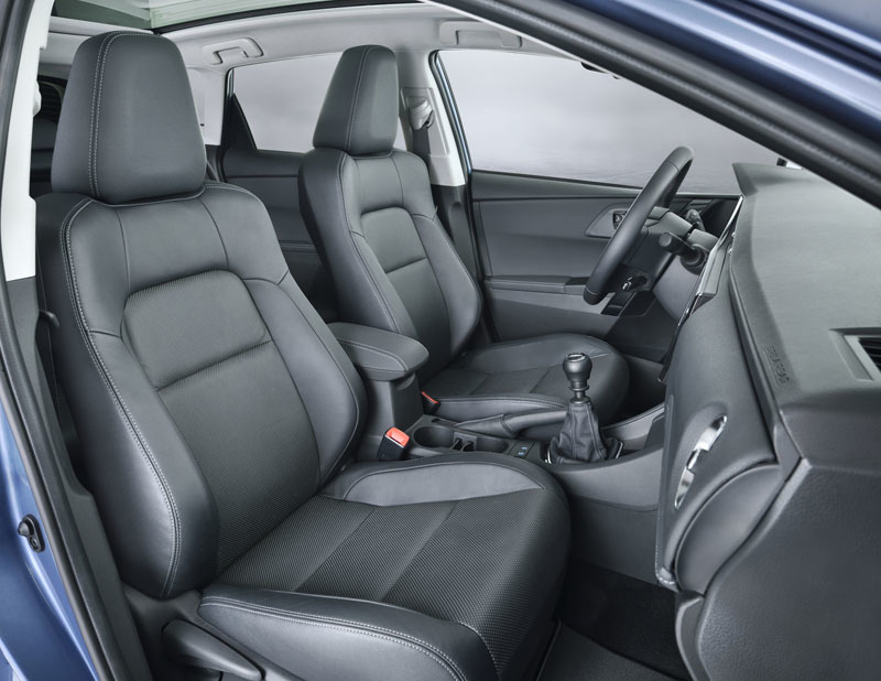 Topyota Auris 2015, aseitnos delanteros