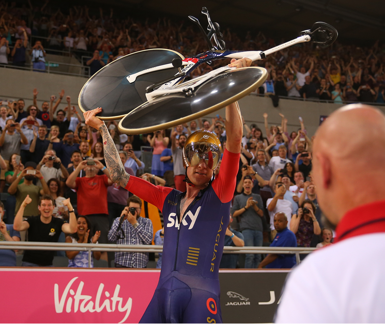 Jaguar y Pinarello baten el récord de la hora UCI
