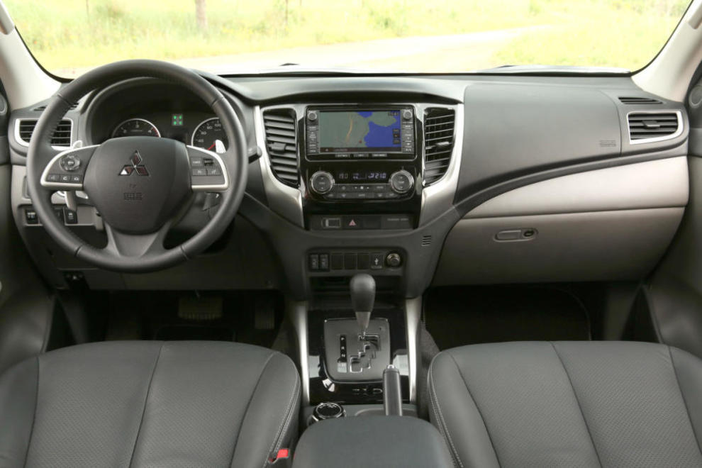 Mitsubishi L200 interior