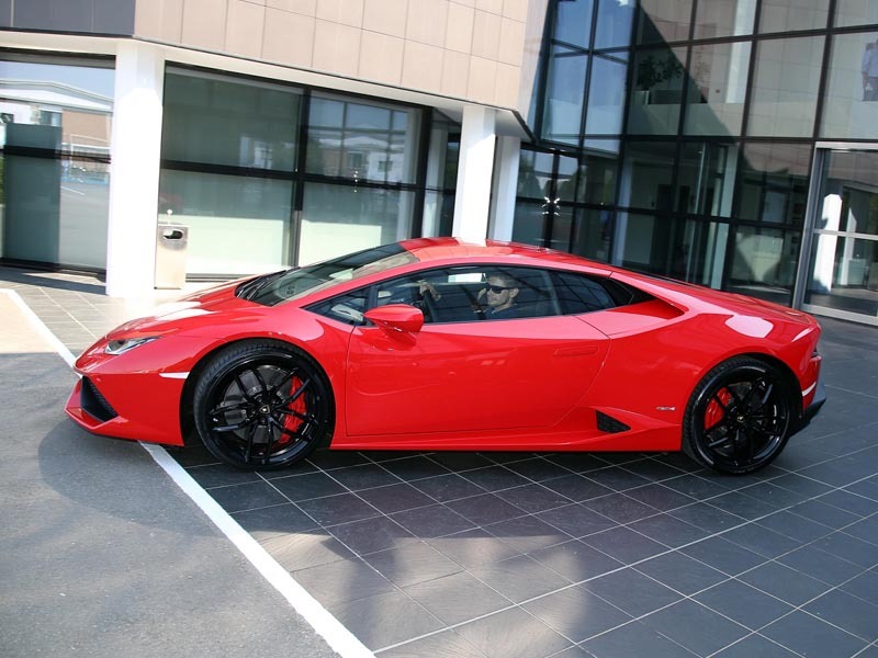 Casey Stoner recoge su Lamborghini huracan