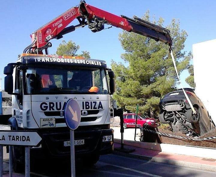 Una grua retiró el coche del lugar del accidente