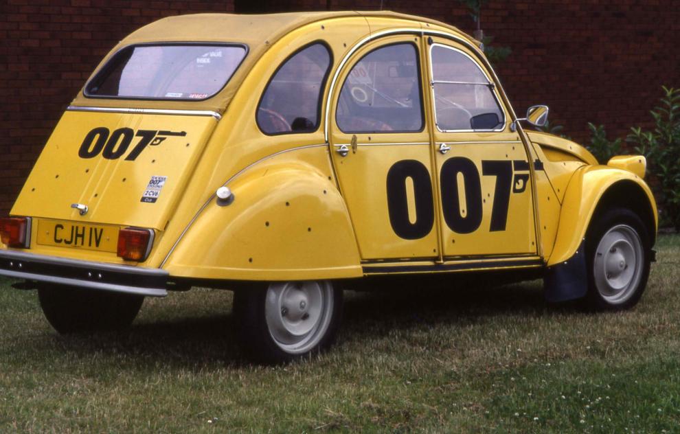 Citroën y el cine, Citroën 2 CV James Bond