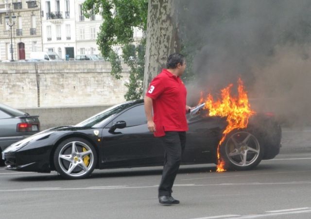 Ferrari 458 Italia ardiendo