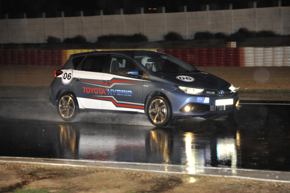 El Toyota Auris Hybrid bajo la lluvia en Albacete