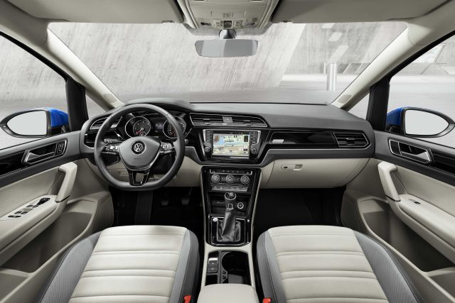 Interior Volkswagen Touran 2016