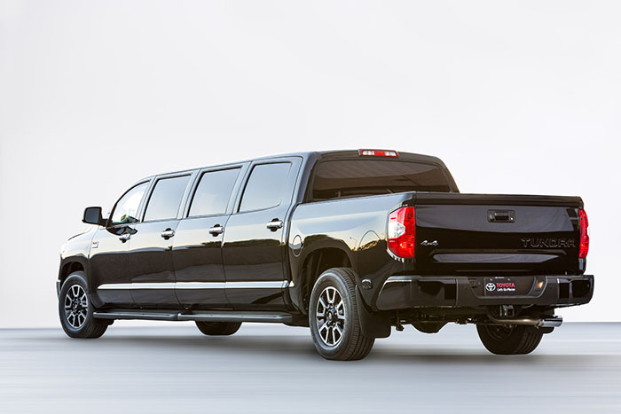 La camioneta con 8 puertas y 8 metros de largo