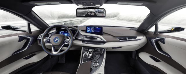 Interior BMW i8 con tecnología Mirrorless