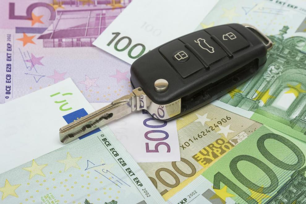 ¿Qué impuestos pagas por comprar y tener un automóvil?