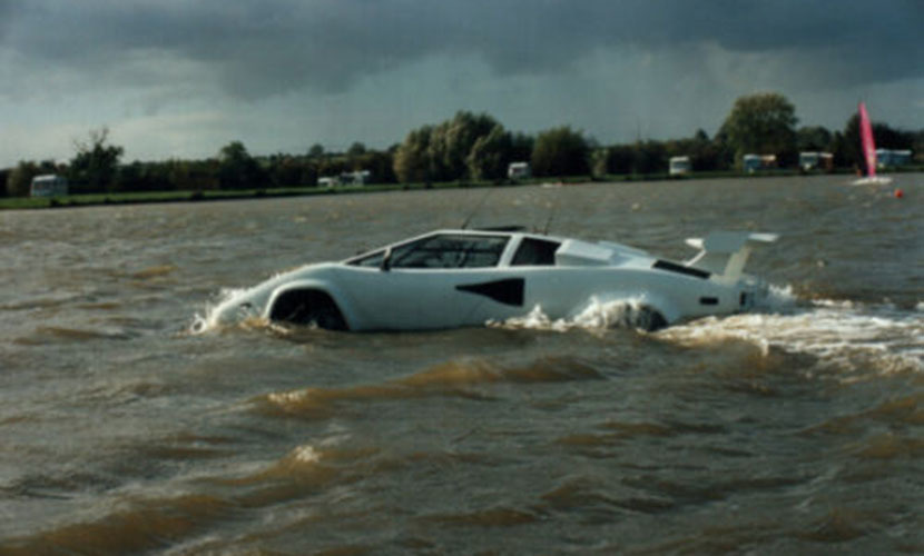 Lamborghini Countach anfibio 'navegando'