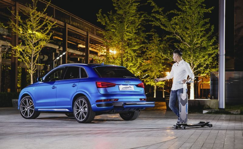 Audi Q3 con patinete eléctrico
